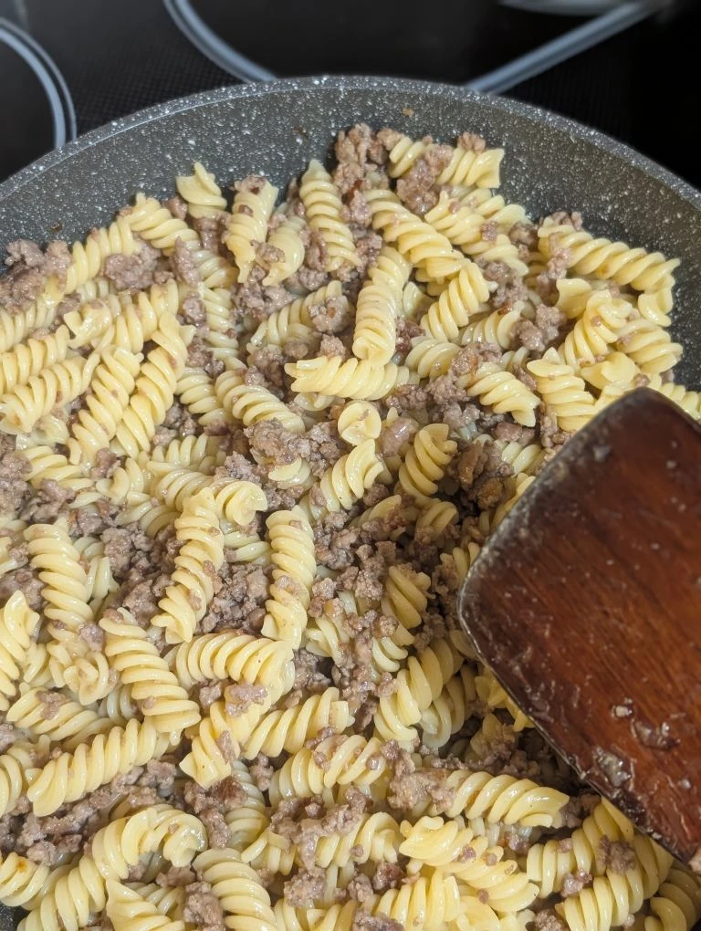 Макароны с фаршем на сковороде